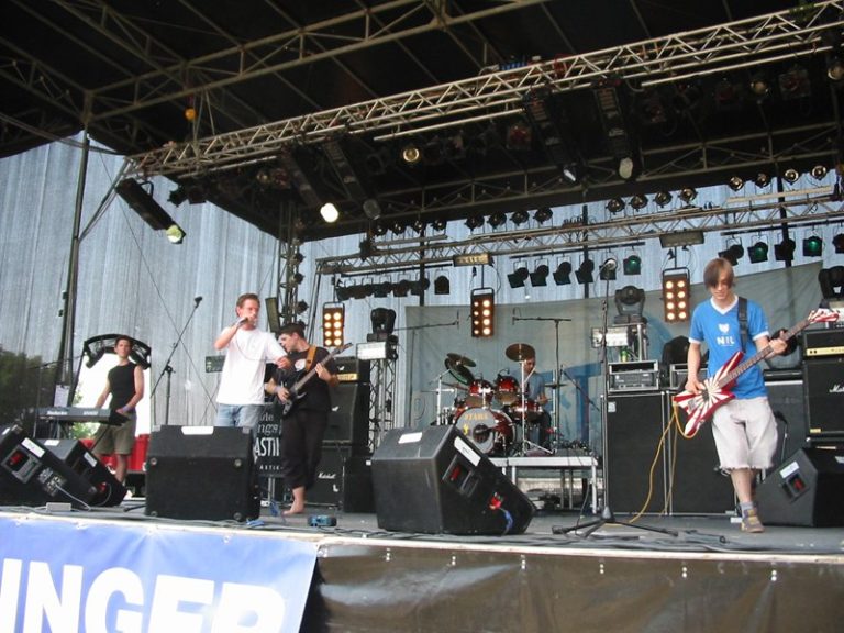 Schattenparker spielen mit Gesang, Gitarre, Bass, Keyboard und Schlagzeug auf der FM4/Planet-Music-Bühne.