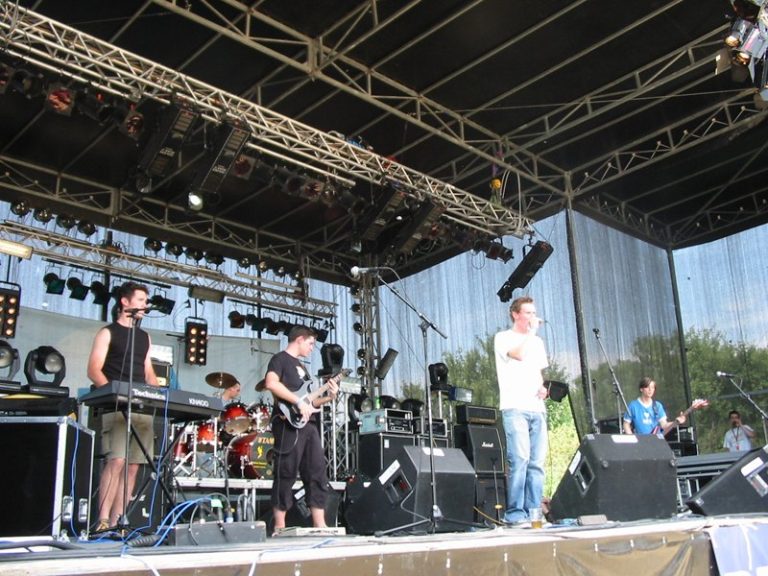 Michael Zeisel, Richard Kapp, Alexander Pfeiffer und Andreas Kopecky sind auf der Bühne zu sehen.