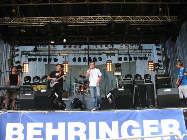 Schattenparker spielen gemeinsam auf der weit sichtbaren Festivalbühne.