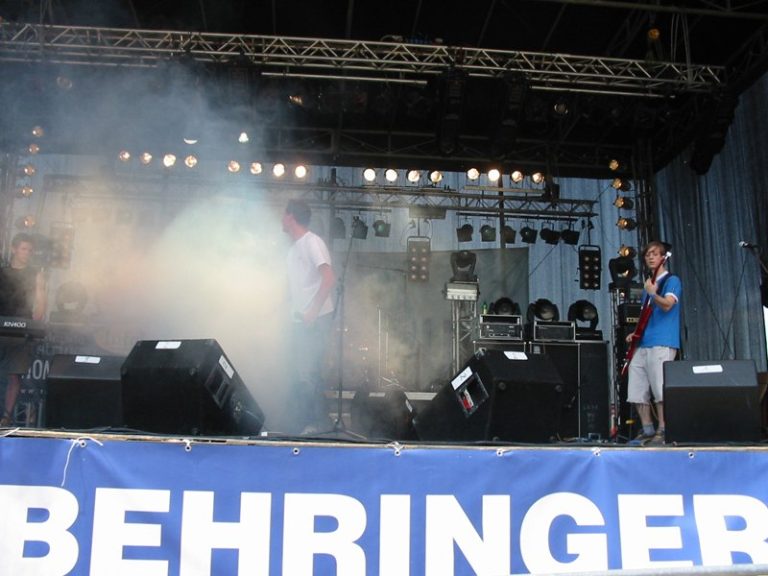 Die Festivalbühne ist während des Schattenparker-Auftritts dicht vernebelt.