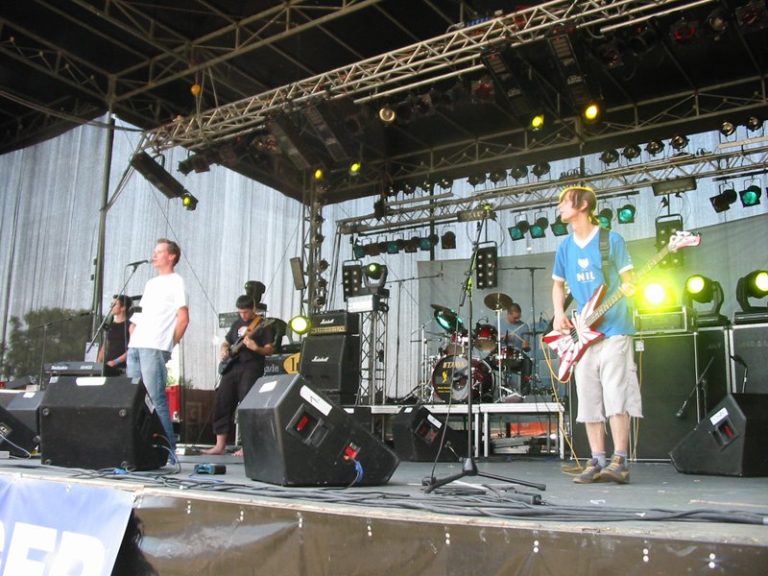 Schattenparker spielen mit Gesang, Gitarre, Bass, Keyboard und Schlagzeug.