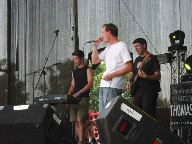 Michael Zeisel steht am Keyboard, Andreas Kopecky singt und Alexander Pfeiffer spielt Gitarre.