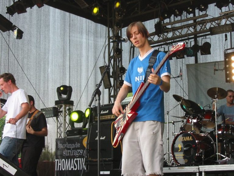 Michael Trimmel spielt Bass; Richard Kapp sitzt dahinter am Schlagzeug.