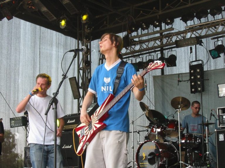 Andreas Kopecky singt, Michael Trimmel spielt Bass und Richard Kapp Schlagzeug.