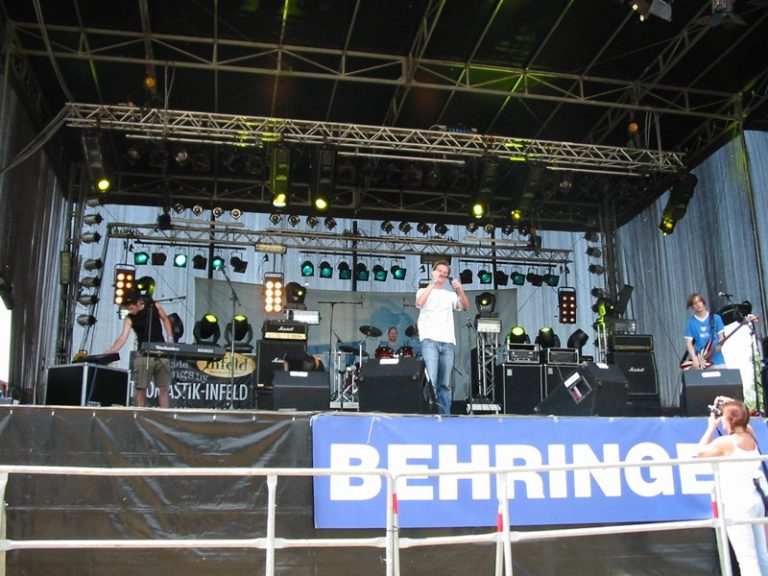 Schattenparker sind in einer weiten Ansicht auf der FM4/Planet-Music-Bühne zu sehen.