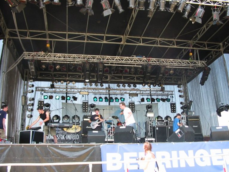 Die gesamte Festivalbühne mit Schattenparker ist aus dem Publikumsbereich zu sehen.