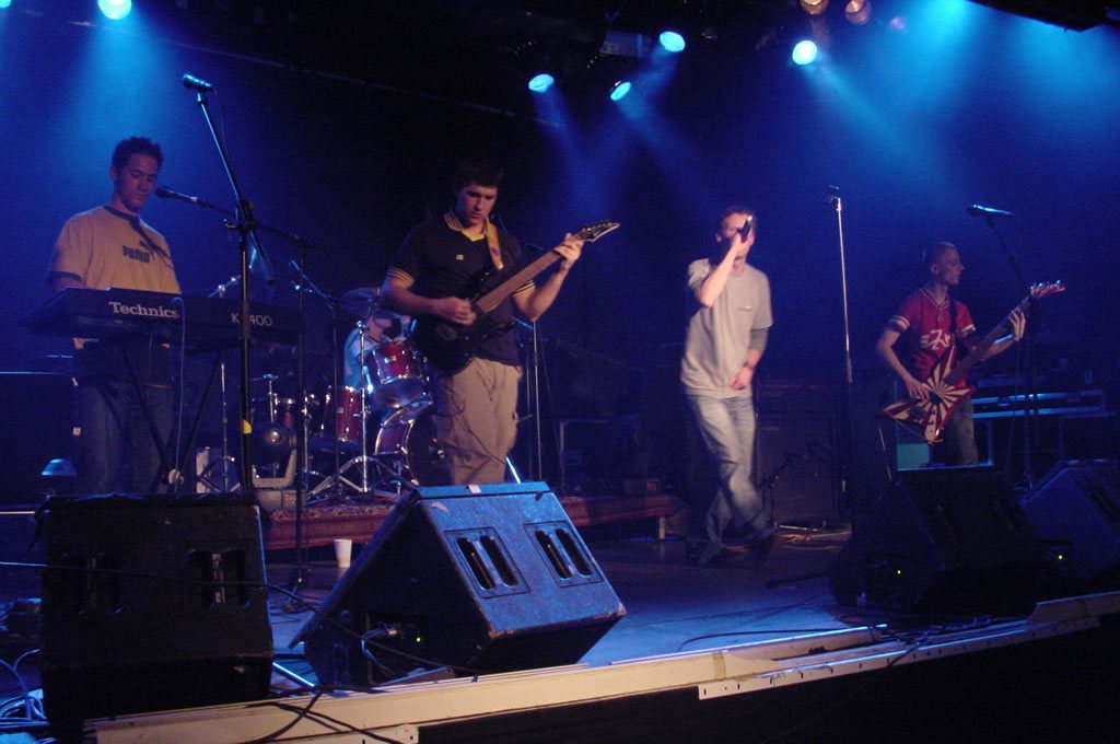 Schattenparker als fünfköpfige Band auf der Bühne des Planet Music in Wien