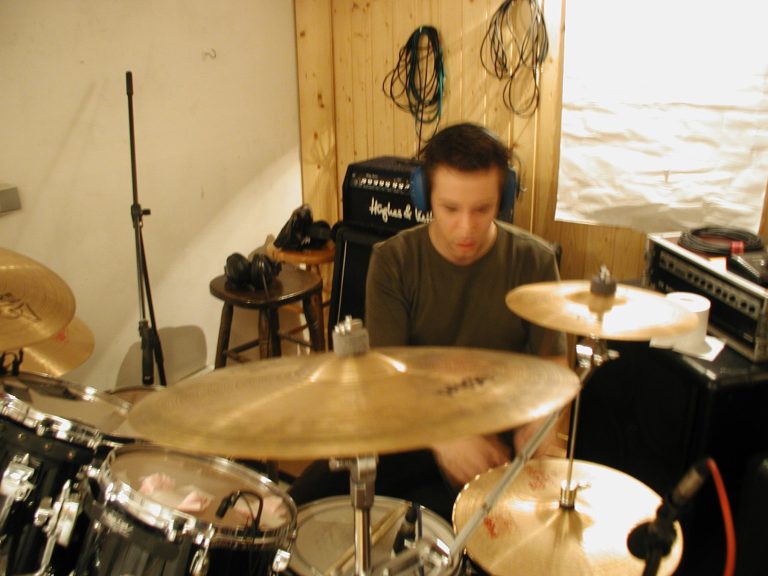 Roman Pfeiffer spielt während der Studioaufnahme Schlagzeug.