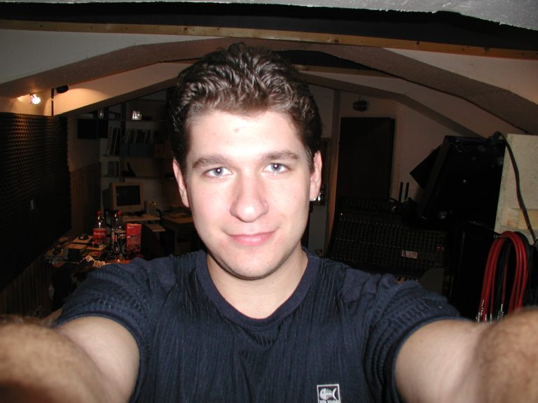 Ein Bandmitglied fotografiert sich während der Studioarbeit selbst.