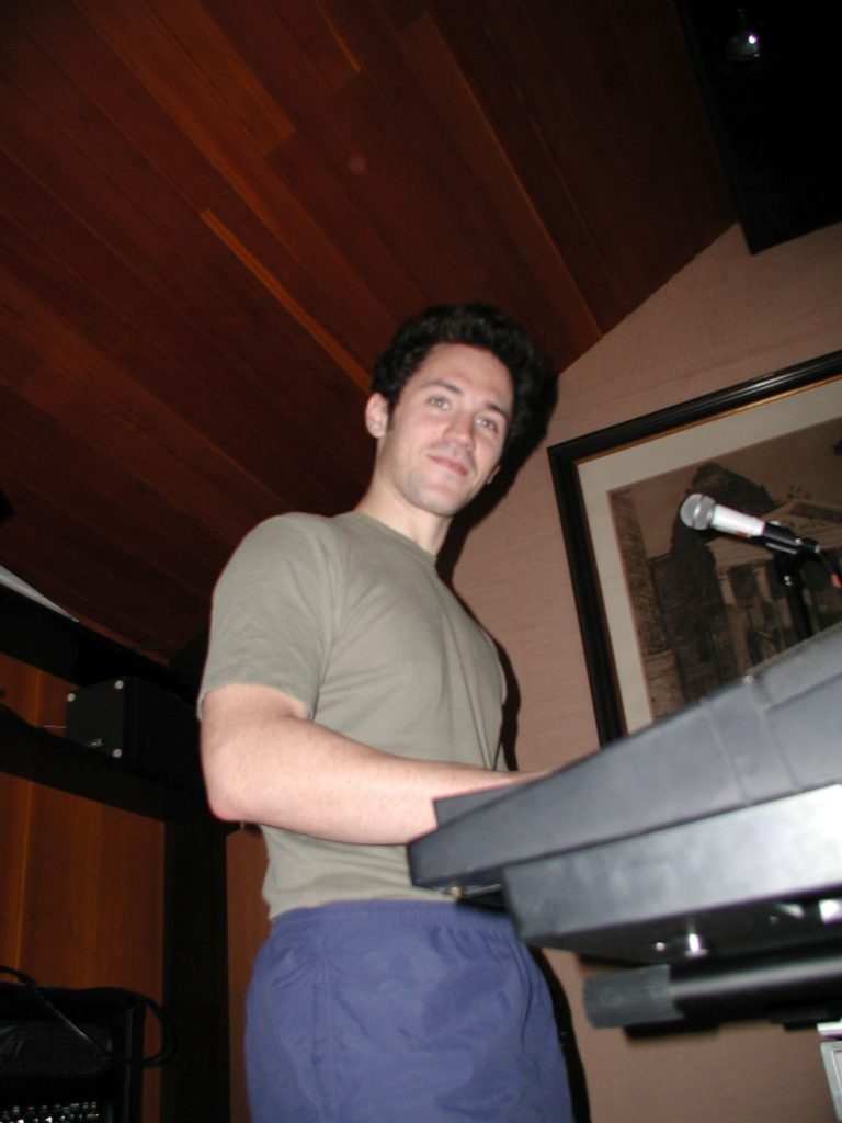 Michael Zeisel spielt bei der Probe im Liebhartstal am Keyboard.