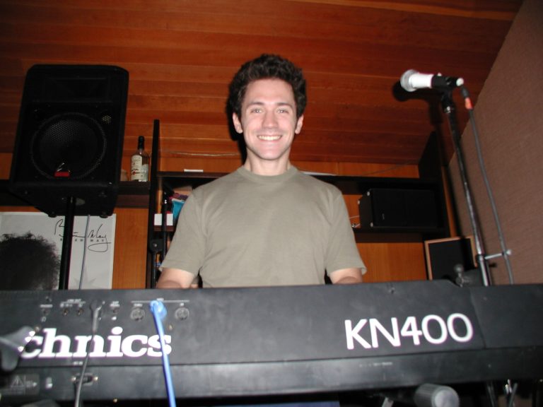 Michael Zeisel sitzt am Keyboard und arbeitet an den Sounds für die Probe.