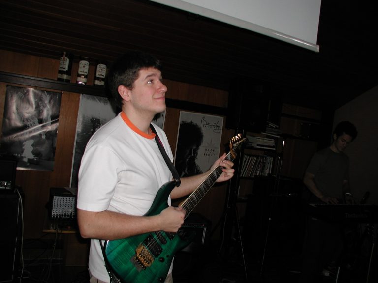 Alexander Pfeiffer spielt bei der Bandprobe Gitarre.