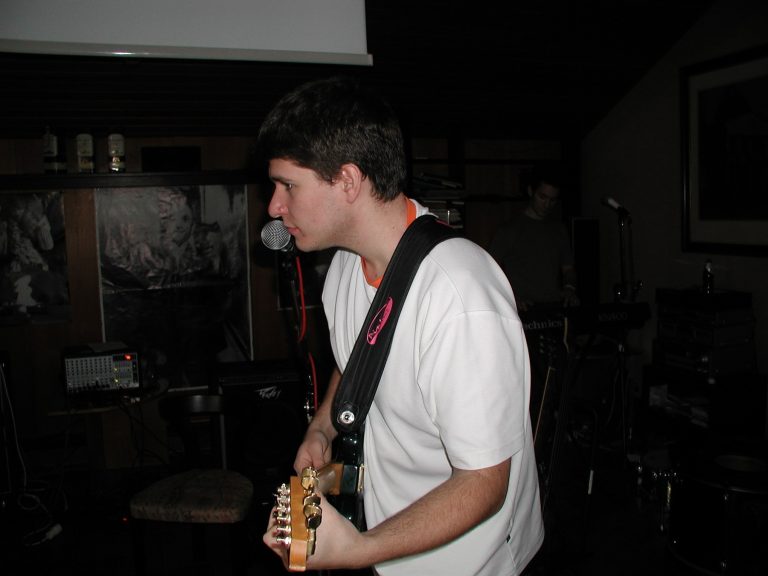 Alexander Pfeiffer spielt während der Probe eine E-Gitarre.