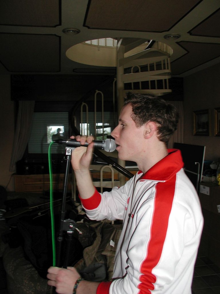 Andreas Kopecky singt bei der Probe in ein Mikrofon.