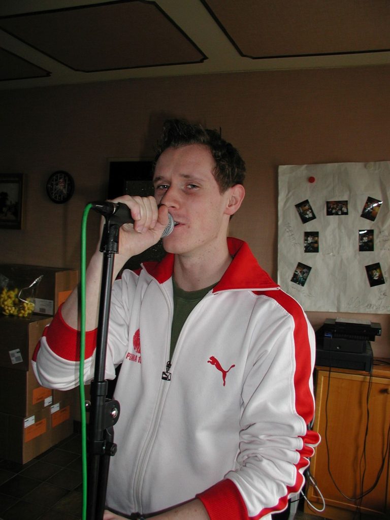 Andreas Kopecky singt bei der Bandprobe im Liebhartstal in ein Mikrofon.