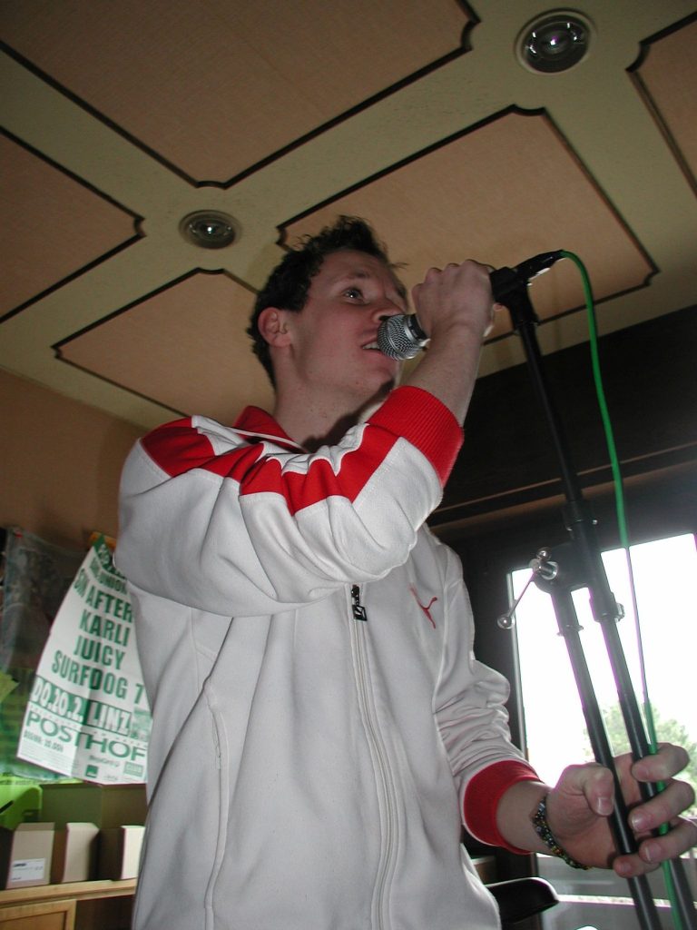 Andreas Kopecky singt im Proberaum im Liebhartstal in ein Mikrofon.