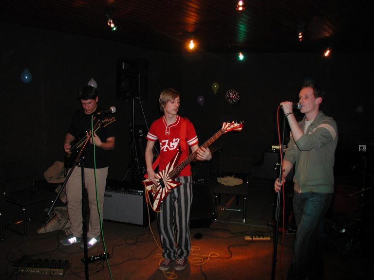 Schattenparker spielen beim Vienna Sound Festival mit Gesang, Gitarre, Bass und Schlagzeug.