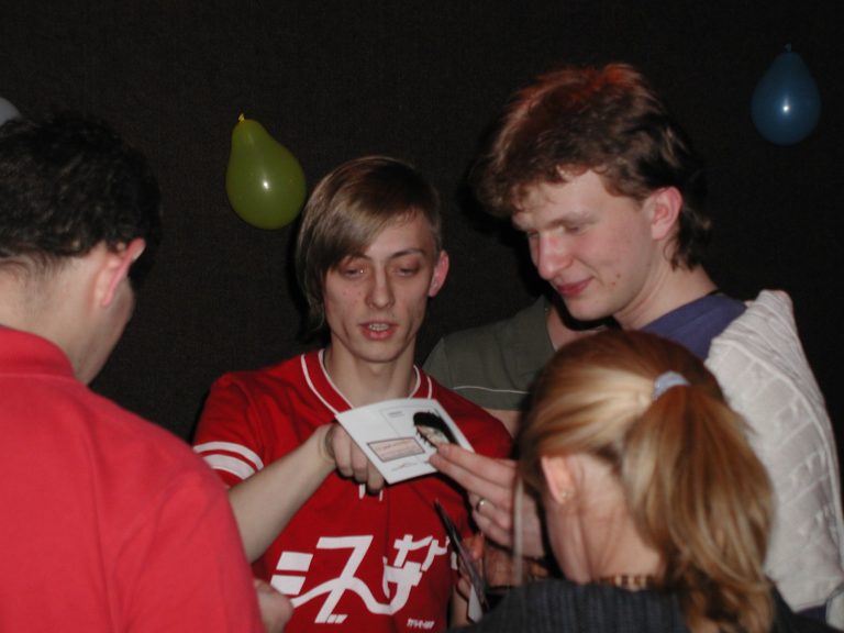 Musiker*innen und Besucher*innen sprechen nach einem Auftrittsmoment beim Vienna Sound Festival miteinander.