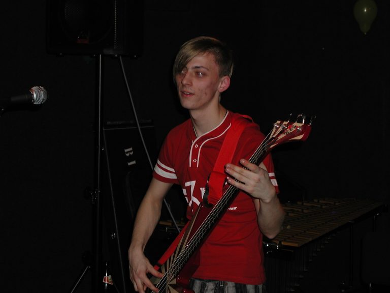 Michael Trimmel spielt beim Vienna Sound Festival Bassgitarre.