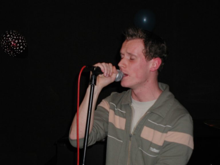 Andreas Kopecky singt beim Vienna Sound Festival in Nahaufnahme.