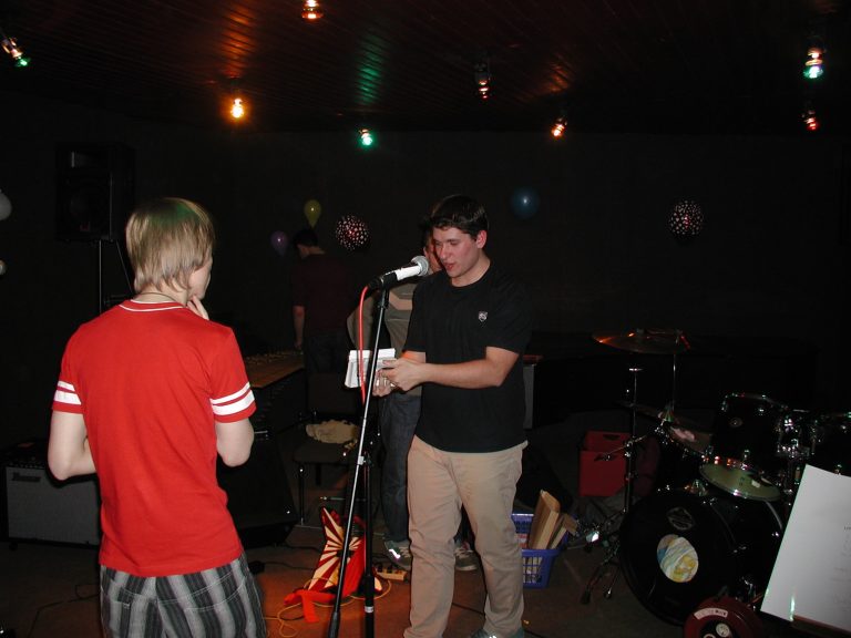 Andreas Kopecky singt beim Vienna Sound Festival; Roman Pfeiffer und die Instrumente sind im Hintergrund zu sehen.
